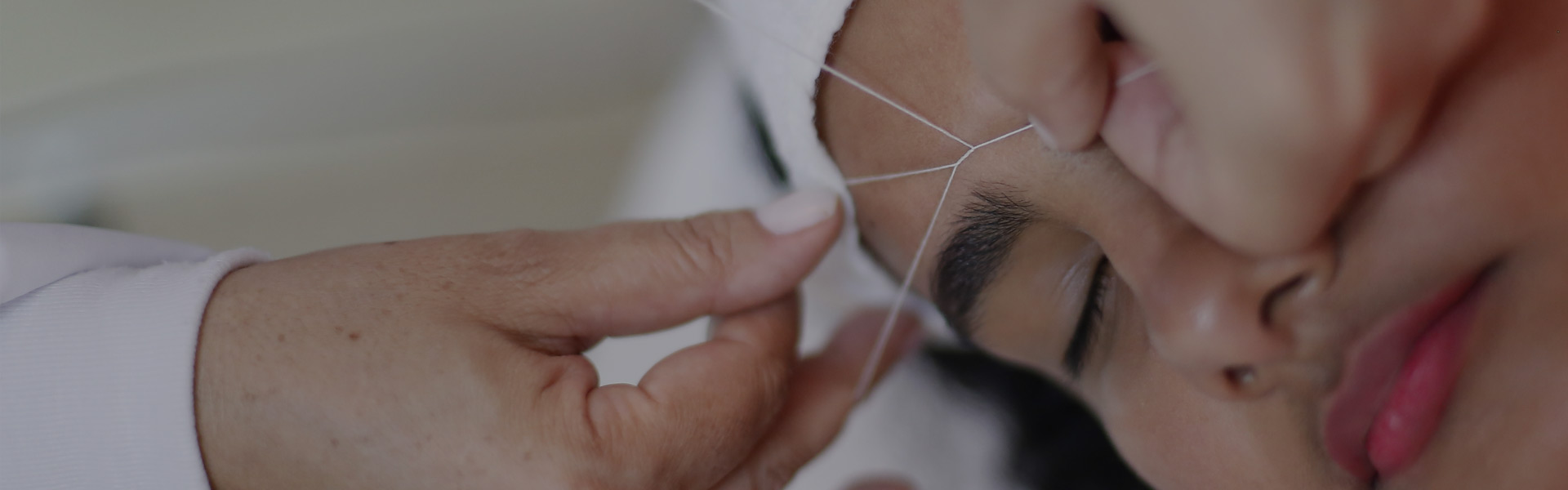 DEPILAÇÃO FACIAL COM LINHA A Depilação do Rosto com Linha usando técnica oriental egípcia do Studio Sandra Martins proporciona uma depilação muito mais precisa para peles sensíveis.