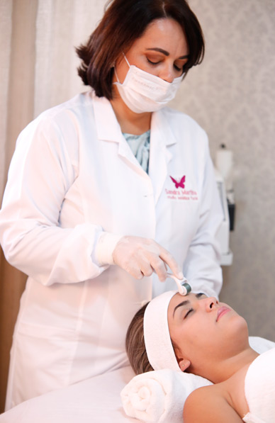 Microagulhamento com o uso de Dermaroller, procedimento estético que oferece a oportunidade de melhorar a aparência envelhecida por meio da redução de rugas, combate à flacidez facial, melhora da textura e aumento da luminosidade. Importante lembrar que o preço do microagulhamento é bem mais em conta do que outros tratamentos faciais para esse fim.