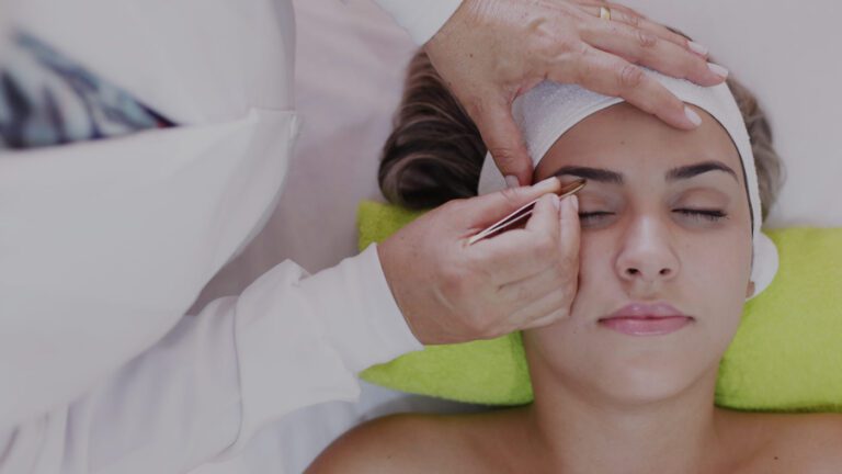 O design de sobrancelhas refere-se ao processo de moldar e ajustar as sobrancelhas para realçar a beleza facial e harmonizar os traços. É uma técnica que envolve a remoção de pelos indesejados e o aprimoramento da forma das sobrancelhas por meio de métodos como pinça, depilação com cera, tinturas e henna.
