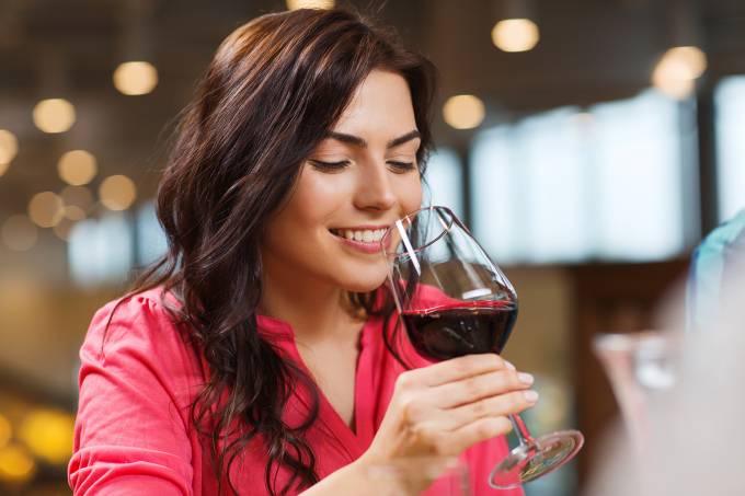 Do combate do Alzheimer a diabetes e acne, novos estudos mostram dez benefícios do consumo do vinho tinto