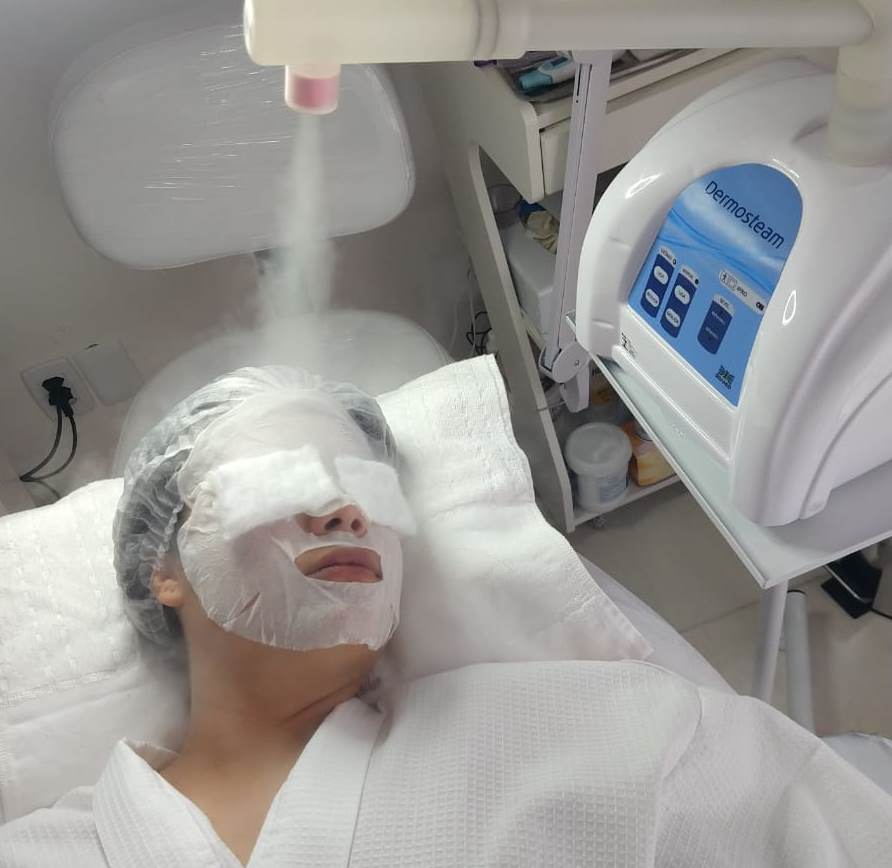 O Ozônio tem função bactericida, fungicida, anti-inflamatória. Diz-se que o vapor facial alivia a congestão nasal, mas a técnica também tem vantagens para a sua pele.