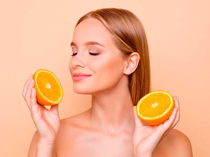Conheça as vantagens de usar a vitamina C no rosto e por que ela é importante para o organismo