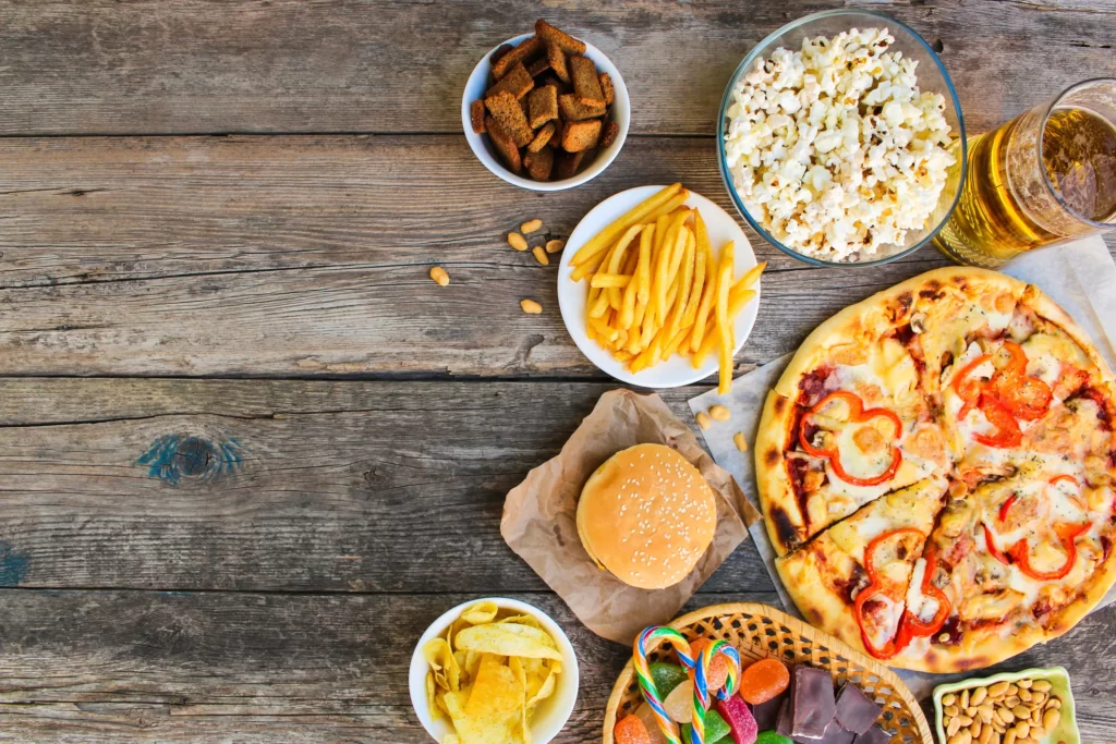 Confira os 5 alimentos que mais envelhecem a pele. Todos nós buscamos aquela pele radiante e jovial, frequentemente investindo em tratamentos e produtos de cuidados para a pele.