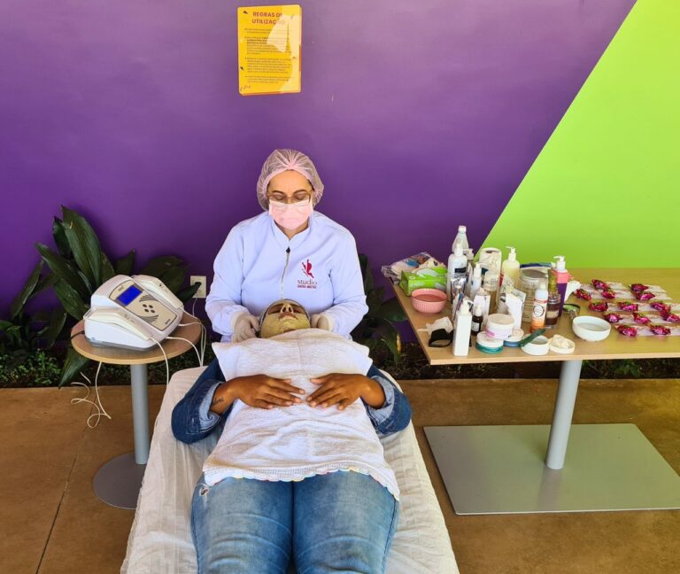 O Dia da Beleza é uma experiência única que leva os cuidados estéticos faciais e o bem-estar diretamente para o ambiente corporativo em Brasília, proporcionando um momento de relaxamento, revitalização e valorização para seus colaboradores. Com o Studio Sandra Martins, você investe na saúde, na autoestima e na motivação da sua equipe, colhendo frutos em produtividade e um clima organizacional positivo.