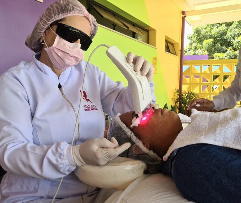 O Dia da Beleza é uma experiência única que leva os cuidados estéticos faciais e o bem-estar diretamente para o ambiente corporativo em Brasília, proporcionando um momento de relaxamento, revitalização e valorização para seus colaboradores. Com o Studio Sandra Martins, você investe na saúde, na autoestima e na motivação da sua equipe, colhendo frutos em produtividade e um clima organizacional positivo.