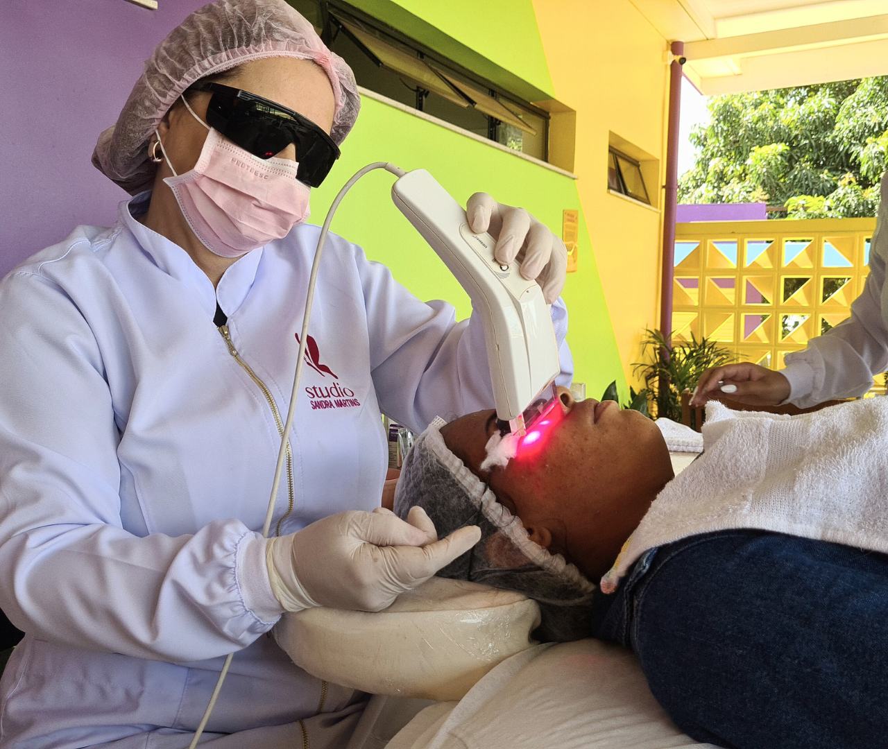 O Dia da Beleza é uma experiência única que leva os cuidados estéticos faciais e o bem-estar diretamente para o ambiente corporativo em Brasília, proporcionando um momento de relaxamento, revitalização e valorização para seus colaboradores. Com o Studio Sandra Martins, você investe na saúde, na autoestima e na motivação da sua equipe, colhendo frutos em produtividade e um clima organizacional positivo.