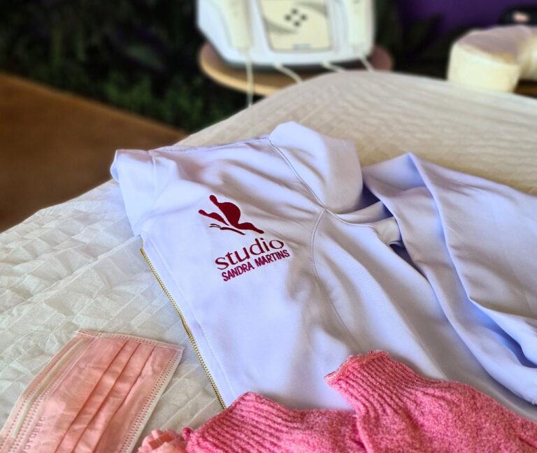 O Dia da Beleza é uma experiência única que leva os cuidados estéticos faciais e o bem-estar diretamente para o ambiente corporativo em Brasília, proporcionando um momento de relaxamento, revitalização e valorização para seus colaboradores. Com o Studio Sandra Martins, você investe na saúde, na autoestima e na motivação da sua equipe, colhendo frutos em produtividade e um clima organizacional positivo.