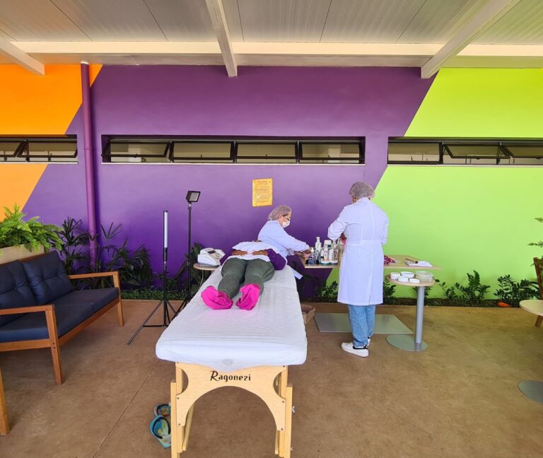 O Dia da Beleza é uma experiência única que leva os cuidados estéticos faciais e o bem-estar diretamente para o ambiente corporativo em Brasília, proporcionando um momento de relaxamento, revitalização e valorização para seus colaboradores. Com o Studio Sandra Martins, você investe na saúde, na autoestima e na motivação da sua equipe, colhendo frutos em produtividade e um clima organizacional positivo.