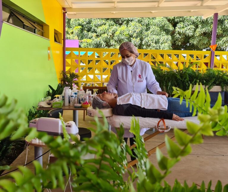 O Dia da Beleza é uma experiência única que leva os cuidados estéticos faciais e o bem-estar diretamente para o ambiente corporativo em Brasília, proporcionando um momento de relaxamento, revitalização e valorização para seus colaboradores. Com o Studio Sandra Martins, você investe na saúde, na autoestima e na motivação da sua equipe, colhendo frutos em produtividade e um clima organizacional positivo.