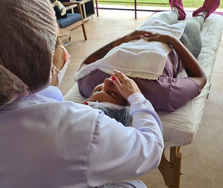 O Dia da Beleza é uma experiência única que leva os cuidados estéticos faciais e o bem-estar diretamente para o ambiente corporativo em Brasília, proporcionando um momento de relaxamento, revitalização e valorização para seus colaboradores. Com o Studio Sandra Martins, você investe na saúde, na autoestima e na motivação da sua equipe, colhendo frutos em produtividade e um clima organizacional positivo.