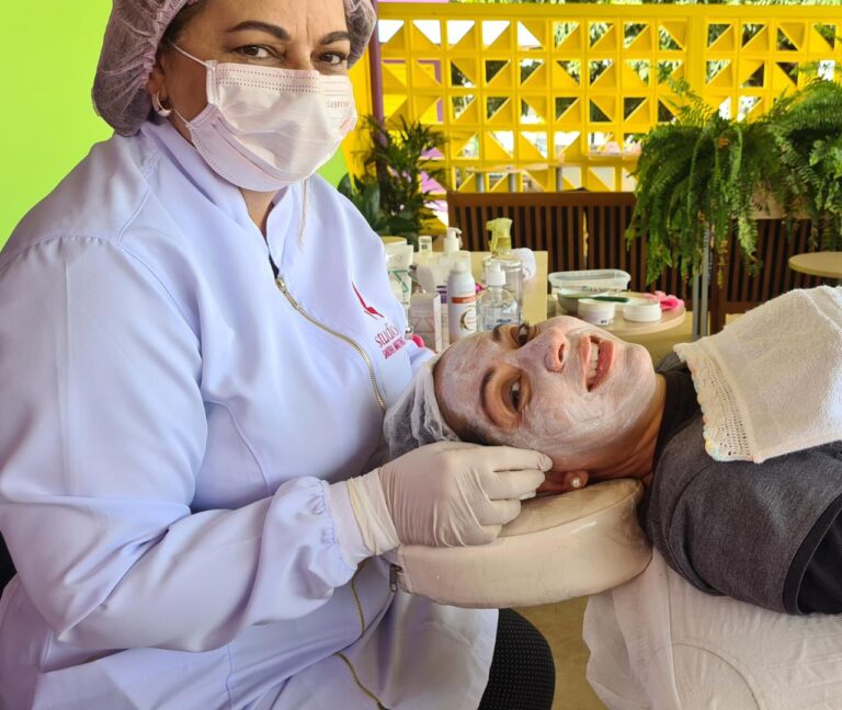 O Dia da Beleza é uma experiência única que leva os cuidados estéticos faciais e o bem-estar diretamente para o ambiente corporativo em Brasília, proporcionando um momento de relaxamento, revitalização e valorização para seus colaboradores. Com o Studio Sandra Martins, você investe na saúde, na autoestima e na motivação da sua equipe, colhendo frutos em produtividade e um clima organizacional positivo.