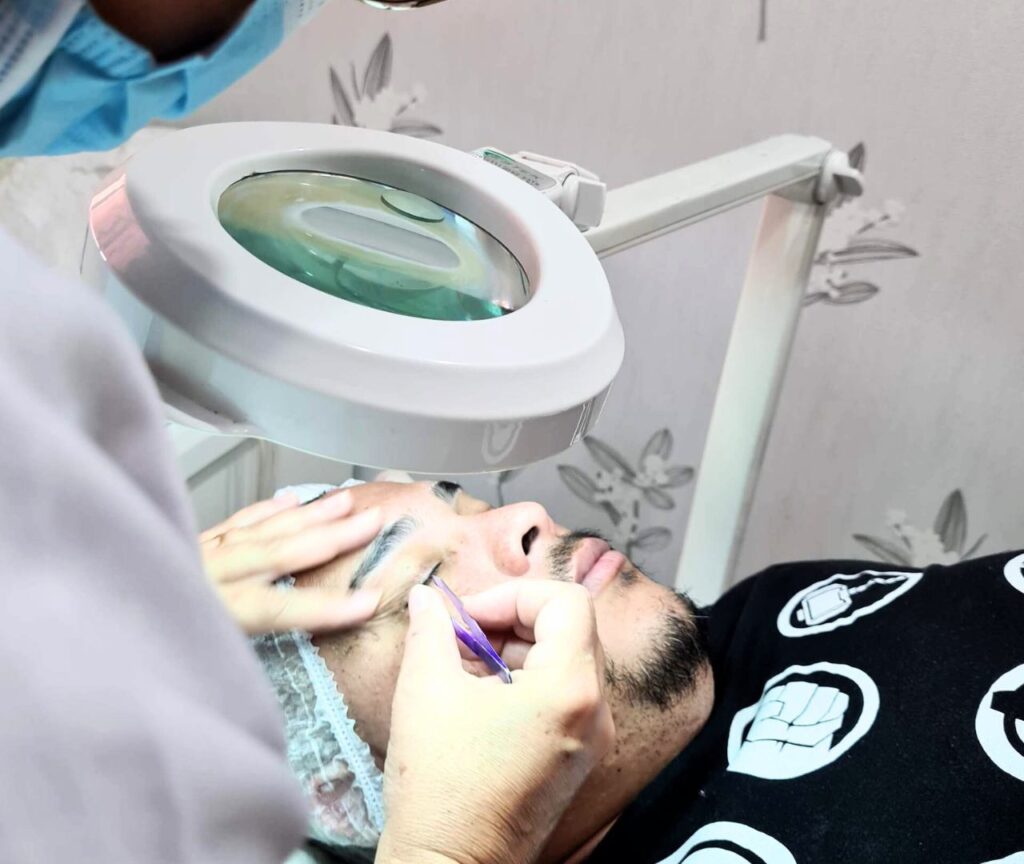 Design de Sobrancelha - Taguatinga. Tenha sobrancelhas perfeitas durante todo o ano! Já ouviu aquela frase: “Uma mulher de sobrancelhas feitas não quer guerra com ninguém.“? E realmente, paz e satisfação é o que sento ao finalizar o procedimento estético que muda completamente a aparência das pessoas. Tenha o design de sobrancelhas que você sempre quis com sessões a cada 15 dias.