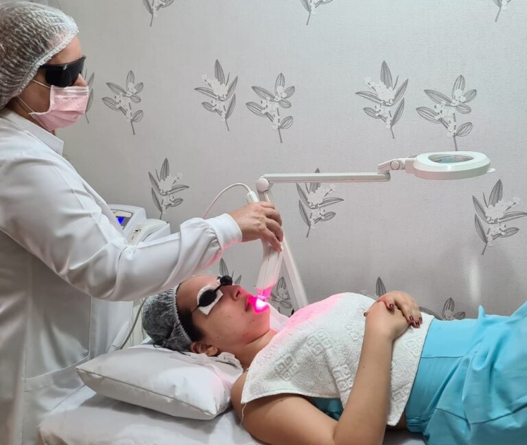 A Limpeza de Pele Fotônica combina a eficácia da limpeza de pele profunda com o poder da LEDterapia e do Laser, oferecendo um tratamento completo e inovador. Enquanto a limpeza remove impurezas e prepara a pele, a luz do LED e do Laser atua em camadas mais profundas, tratando inflamações, estimulando a produção de colágeno, reduzindo a oleosidade e melhorando a textura e o tônus da pele.