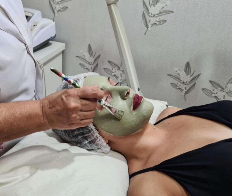 A limpeza de pele profunda do Studio Sandra Martins em Taguatinga é a solução ideal para você! Nosso protocolo personalizado e completo remove impurezas, controla a oleosidade, previne o surgimento de novas lesões e proporciona uma hidratação profunda, deixando sua pele limpa, luminosa e revitalizada. Com técnicas seguras e eficazes, extraímos cravos e espinhas sem agredir a pele, minimizando o risco de marcas e inflamações.