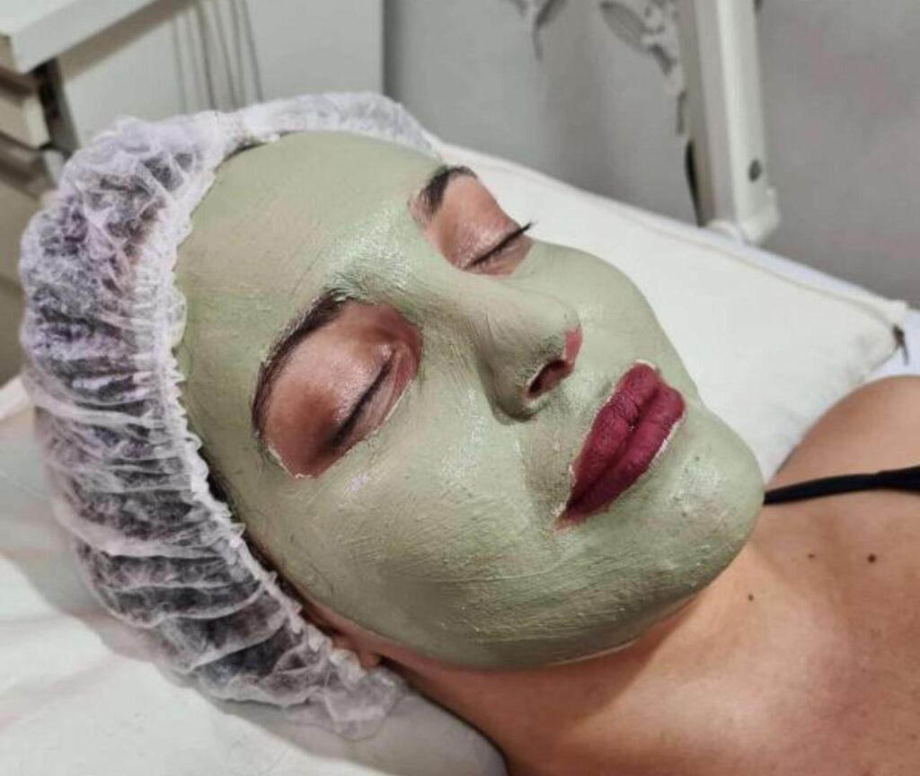 Com uma técnica avançada, nossa limpeza de pele profunda, remove as impurezas e células mortas da pele, deixando-a renovada e revitalizada. Durante a sessão de limpeza de pele profunda em Taguatinga, a Sandra Martins avaliará cuidadosamente a sua pele e determinará a melhor abordagem para limpar profundamente todos os poros. Isso pode incluir a utilização de vapor para abrir os poros, a aplicação de produtos específicos para remover as impurezas e células mortas da pele, e a utilização de técnicas avançadas para remover quaisquer resíduos restantes. Ao final da sessão, você sentirá a diferença na sua pele. A pele ficará mais suave, macia e radiante, além de estar mais saudável e protegida contra futuros danos.