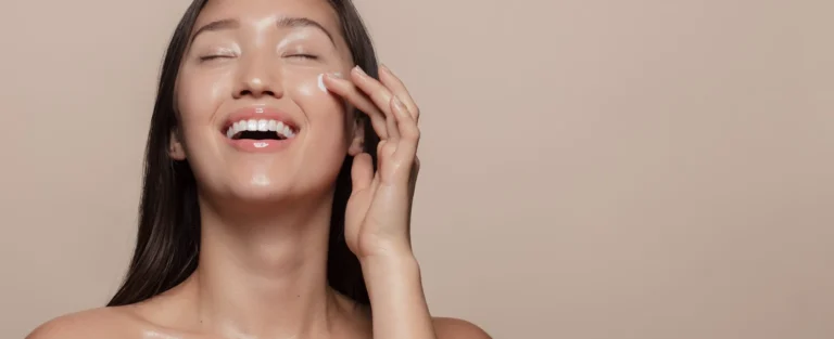 Skincare Coreano em Brasília: Desvende o Segredo da Pele de Vidro no Studio Sandra Martins O universo da beleza está em constante evolução, e uma das maiores tendências que conquistou o mundo é o Skincare Coreano, ou K-Beauty. Famosa por seus rituais de múltiplos passos e foco na hidratação profunda, essa filosofia de cuidados com a pele promete resultados impressionantes, como a cobiçada "pele de vidro" (glass skin). Mas, em meio a tantos produtos e informações, como adotar essa rotina de forma eficaz e segura? No Studio Sandra Martins em Taguatinga, somos especialistas em decodificar as melhores tendências de beleza e adaptá-las para a realidade da pele brasileira. Este guia completo vai desvendar os segredos do Skincare Coreano, mostrar os produtos que estão fazendo sucesso e explicar como nossos tratamentos profissionais podem potencializar sua rotina para que você alcance resultados verdadeiramente transformadores.