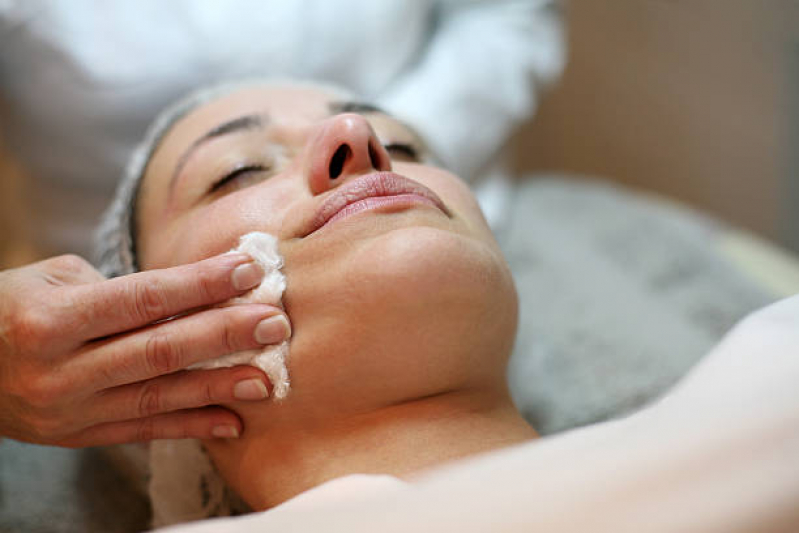 Limpeza de Pele Profunda em Taguatinga para Quem Busca Resultados Reais — Studio Sandra Martins Se você chegou até aqui porque pesquisou algo como “limpeza de pele profunda perto de mim”, parabéns — você acabou de encontrar exatamente o que estava procurando. Isso porque a maioria dos nossos clientes em Brasília, especialmente na região de Taguatinga, nos descobre por buscas como: “limpeza de pele profunda perto de mim” “limpeza de pele na minha região” “esteticista em Taguatinga” “onde fazer limpeza de pele profissional em Brasília” E não é por acaso.