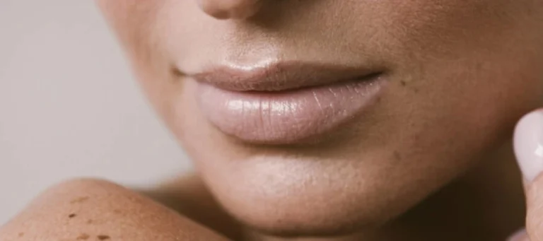 Você passa a mão no rosto e sente uma textura que não condiz com a pele que você vê no espelho? Pequenas asperezas, uma sensação de "lixa", poros visíveis e uma maquiagem que nunca fica com aquele acabamento perfeito? Essa é a queixa de quem sofre com a textura irregular da pele. Não se trata de uma ruga específica ou de uma mancha isolada, mas de uma insatisfação geral com a qualidade da "tela". É a sensação de que a pele perdeu o viço, o toque macio e a luminosidade de uma pele verdadeiramente saudável. Muitas pessoas tentam resolver isso com esfoliantes caseiros agressivos ou cremes "renovadores", mas acabam presas em um ciclo de frustração, com resultados temporários ou até mesmo um efeito rebote. A razão é simples: a textura irregular não é um problema superficial. É um sinal de que o processo de renovação celular da sua pele está desregulado. Para conquistar uma pele mais uniforme e com textura lisa, você não precisa de um produto milagroso. Você precisa de um protocolo profissional que reeduque o ciclo de renovação da sua pele. Este guia foi feito para você que está em Brasília e busca essa transformação.