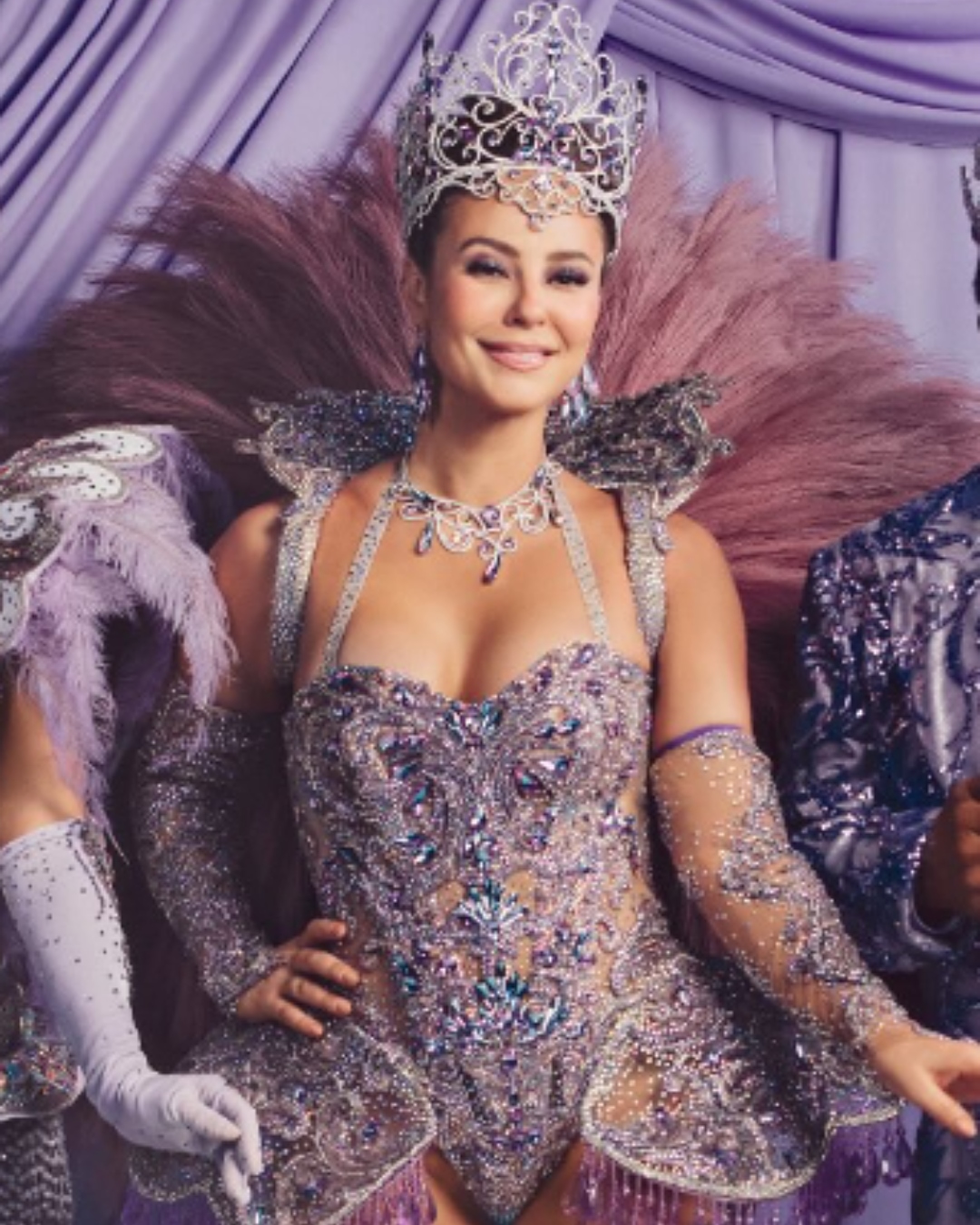 Beleza Natural, Glamour de Bridgerton e o Carnaval da Paolla Oliveira: o segredo da pele radiante em Taguatinga – DF. ✨👑 Querida leitora… a alta temporada dos grandes eventos está oficialmente aberta. 👑✨ Seja na alta sociedade londrina de Bridgerton ou na efervescência contagiante do pré-carnaval de Brasília, uma verdade permanece imutável: as protagonistas não nascem prontas. Elas são preparadas. Cada baile, cada evento, cada momento sob os holofotes é precedido por um ritual de cuidado, um projeto de beleza que garante que a pele esteja tão impecável quanto o vestido. E enquanto a Netflix nos prepara para a nova temporada de dramas e romances, a vida real nos prepara para o nosso próprio grande evento: o Carnaval 2026. Você não vai querer entrar no "baile" mais esperado do ano com uma pele de coadjuvante, vai? É aqui que a estratégia encontra a beleza. E é aqui que entra em cena a nossa musa da vida real: a incomparável Paolla Oliveira. Escolhida pela Netflix para ser o rosto da campanha de Bridgerton no Brasil, ela personifica a ponte perfeita entre o glamour de uma era e a força da mulher moderna. Eterna Rainha de Bateria, Paolla entende, como ninguém, que o brilho do Carnaval não vem do glitter, mas de uma pele saudável e de uma confiança que irradia de dentro para fora. A filosofia dela, que ecoa a nossa aqui no Studio Sandra Martins, é clara: não existem milagres de última hora. Existe consistência, cuidado e a escolha de tratamentos que realçam a beleza natural, sem máscaras. Este guia é o seu convite para adotar essa mesma filosofia e preparar a sua pele para ser a protagonista absoluta, da estreia na Netflix ao último dia de folia.