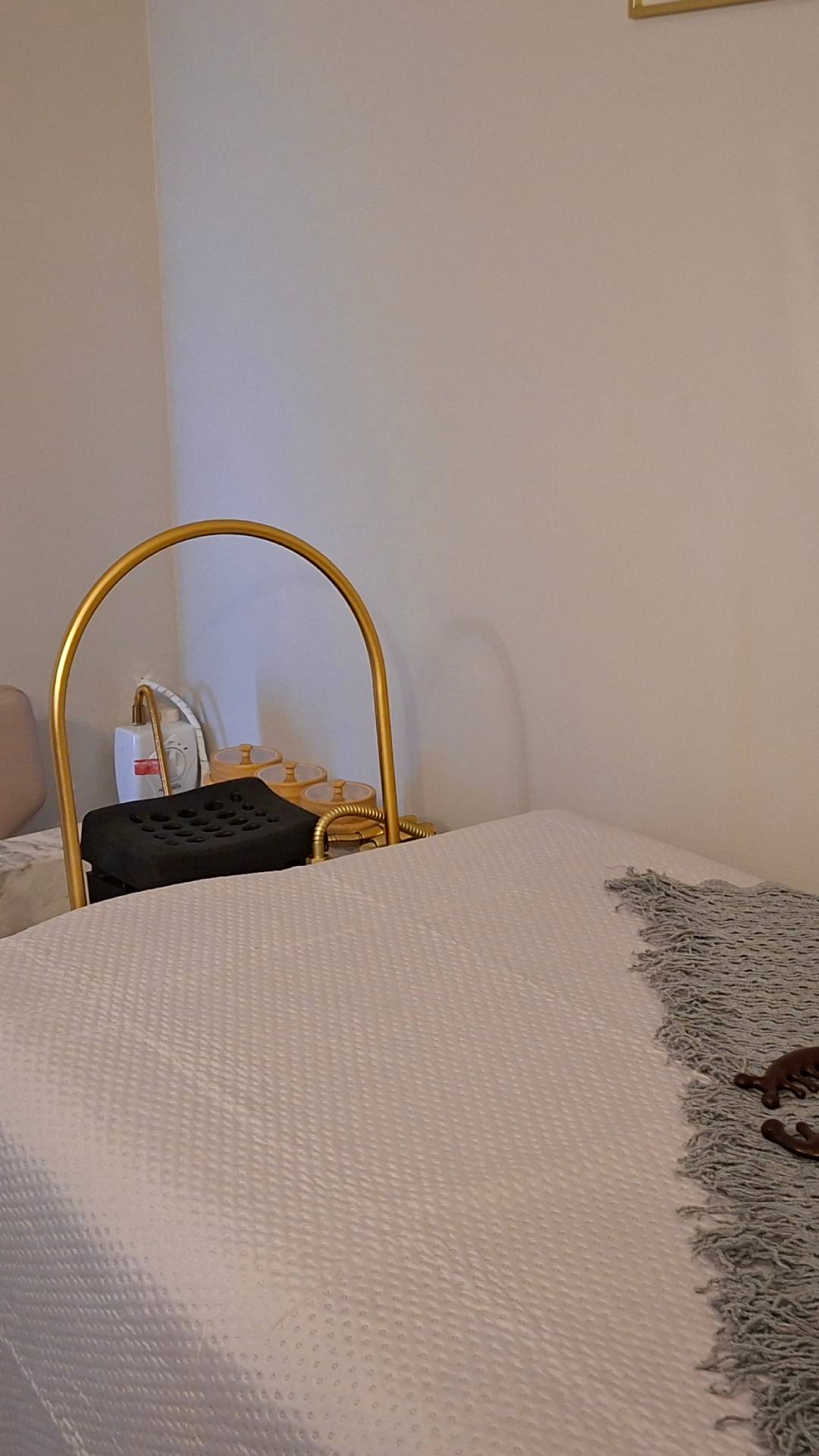 O Head SPA é um dos tratamentos mais desejados do momento — e agora você encontra essa experiência premium na Clínica Beleza in Foco, em Taguatinga Norte. Muito mais do que uma simples lavagem capilar, o Head SPA é um ritual terapêutico completo voltado para o equilíbrio do couro cabeludo, relaxamento profundo e fortalecimento dos fios.