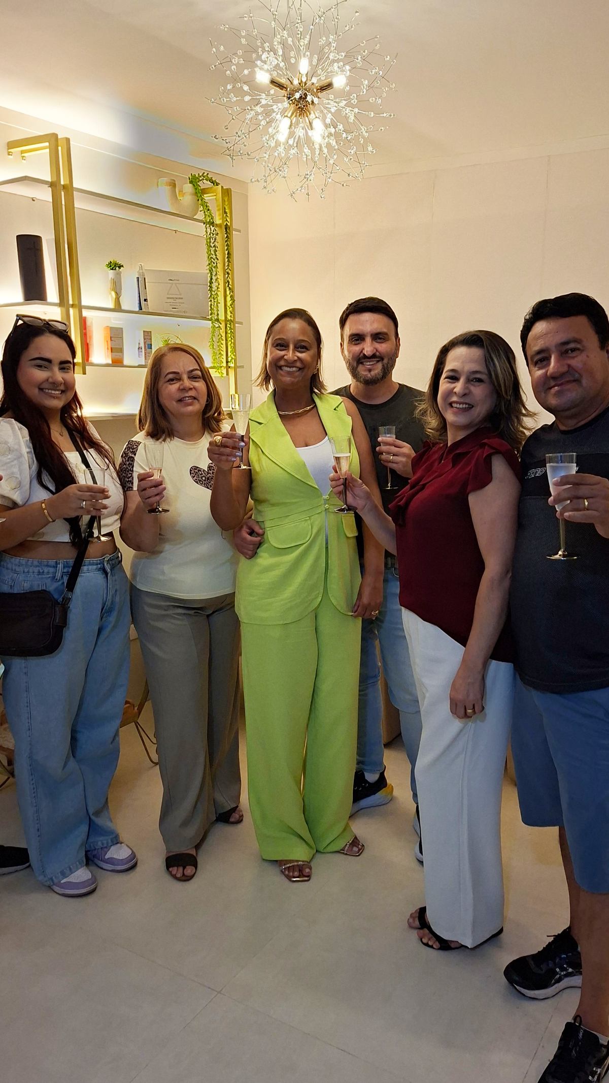 É com imenso orgulho que anuncio a minha chegada, como parceira, a um dos empreendimentos mais promissores e acolhedores do Distrito Federal. A Clínica Beleza in Foco, idealizada pela minha grande amiga e tricologista Letícia Guerra, abriu suas portas oficialmente no último sábado. Estamos estrategicamente localizados na CNJ 7, em Taguatinga Norte, no centro comercial que é referência na região, situados exatamente entre a Obra Lar materiais de construção e a Academia SUPREME. Um ponto de fácil acesso para quem busca excelência em cuidados integrativos sem precisar enfrentar o trânsito do Plano Piloto. A Inovação que Taguatinga Merece: O Head SPA Um dos grandes destaques da Beleza in Foco é a chegada de um serviço que se tornou o desejo do momento: o Head SPA. Esta prática propõe um autocuidado profundo, focado na saúde do couro cabeludo e no relaxamento total. A técnica, que viralizou nas redes sociais por seus benefícios sensoriais e estéticos, finalmente ganha um endereço de peso em Taguatinga. O procedimento dura cerca de 50 minutos e é um verdadeiro ritual. Utilizamos massageadores específicos, pentes de madeira e a aplicação de produtos naturais selecionados. A tricologista Letícia Guerra destaca que a proposta é unir a eficácia do tratamento capilar com o alívio do estresse. O Head SPA proporciona uma sensação imediata de leveza e relaxamento profundo, sendo a ferramenta ideal para quem busca desacelerar da rotina agitada de Brasília e investir na saúde capilar de forma consciente.