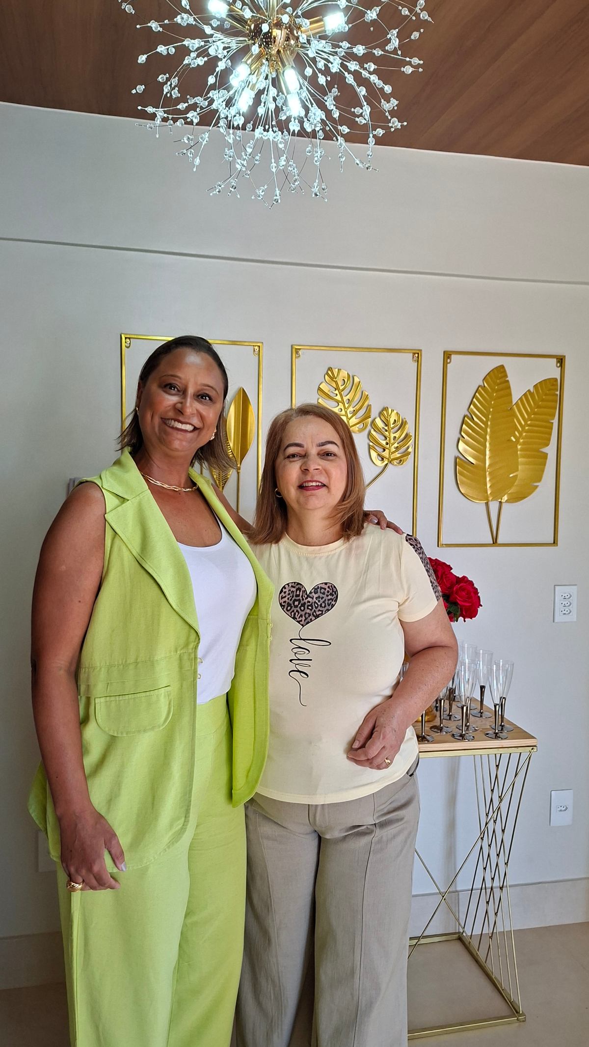 É com imenso orgulho que anuncio a minha chegada, como parceira, a um dos empreendimentos mais promissores e acolhedores do Distrito Federal. A Clínica Beleza in Foco, idealizada pela minha grande amiga e tricologista Letícia Guerra, abriu suas portas oficialmente no último sábado. Estamos estrategicamente localizados na CNJ 7, em Taguatinga Norte, no centro comercial que é referência na região, situados exatamente entre a Obra Lar materiais de construção e a Academia SUPREME. Um ponto de fácil acesso para quem busca excelência em cuidados integrativos sem precisar enfrentar o trânsito do Plano Piloto. A Inovação que Taguatinga Merece: O Head SPA Um dos grandes destaques da Beleza in Foco é a chegada de um serviço que se tornou o desejo do momento: o Head SPA. Esta prática propõe um autocuidado profundo, focado na saúde do couro cabeludo e no relaxamento total. A técnica, que viralizou nas redes sociais por seus benefícios sensoriais e estéticos, finalmente ganha um endereço de peso em Taguatinga. O procedimento dura cerca de 50 minutos e é um verdadeiro ritual. Utilizamos massageadores específicos, pentes de madeira e a aplicação de produtos naturais selecionados. A tricologista Letícia Guerra destaca que a proposta é unir a eficácia do tratamento capilar com o alívio do estresse. O Head SPA proporciona uma sensação imediata de leveza e relaxamento profundo, sendo a ferramenta ideal para quem busca desacelerar da rotina agitada de Brasília e investir na saúde capilar de forma consciente.