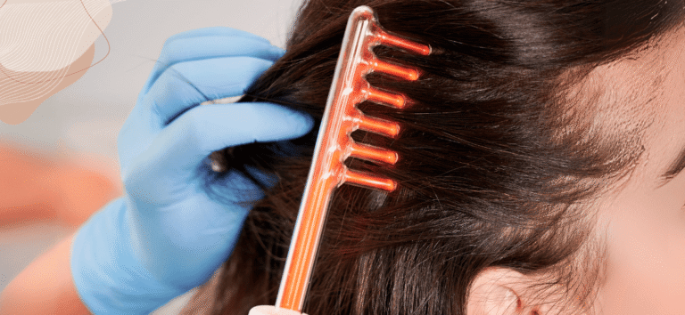 Como Cuidar da Saúde da Pele e do Cabelo em Brasília? O Guia Definitivo de Estética Avançada, Tricologia e Head SPA em Taguatinga na Clínica Beleza in Foco Viver no Distrito Federal é desfrutar de uma das arquiteturas mais belas do mundo, mas também é desafiar diariamente as barreiras de proteção do nosso corpo. Quem mora ou trabalha na capital federal sabe muito bem como a oscilação drástica do clima, a poeira constante do cerrado, as longas jornadas de trabalho e a baixíssima umidade do ar na época da seca impactam diretamente a nossa aparência e o nosso bem-estar. No entanto, muitas vezes enxergamos a pele do rosto e o cabelo como preocupações estéticas separadas, esquecendo que o nosso organismo funciona como um ecossistema integrado. Olá! Sou Sandra Martins. Ao longo de minha trajetória de 16 anos dedicados à estética facial avançada em Brasília, cuidando e transformando a vida de mais de 4.000 clientes, compreendi que a verdadeira beleza não reside em camuflar imperfeições com maquiagem pesada ou recorrer a procedimentos artificiais e invasivos de última hora. A verdadeira beleza é o reflexo de um organismo saudável, equilibrado e bem cuidado, de dentro para fora. É com essa filosofia de estética consciente e integrada que trago para você um novo capítulo da minha carreira. Em uma aliança estratégica com a minha grande amiga e renomada tricologista Letícia Guerra, agora atendo também no novo santuário de autocuidado de Taguatinga Norte: a Clínica Beleza in Foco, localizada na CNJ 04 (uma localização privilegiada e de fácil acesso, situada no polo comercial de Taguatinga, entre a Obra Lar materiais de construção e a Academia SUPREME). Unimos nossa paixão pela ciência da pele e do cabelo para criar um espaço único, onde o atendimento de alta performance encontra o acolhimento de um lar. Acredito verdadeiramente que, ao oferecer um diagnóstico preciso e um cuidado dedicado a cada história que entra pela nossa porta, posso fazer a diferença na vida das pessoas. Nesta página pilar, preparamos o guia mais completo de Brasília para que você entenda, de forma científica e transparente, os desafios que sua pele e seu cabelo enfrentam no nosso clima e como os nossos protocolos integrados podem devolver a você a autoconfiança de se olhar no espelho e amar o que vê.