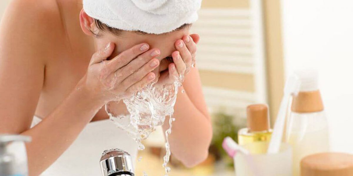 É melhor lavar o rosto com água fria, morna ou quente? Entenda o que é benéfico para a sua pele