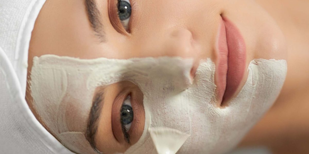 Você sabia que a limpeza de pele profunda é um dos tratamentos mais procurados por quem deseja ter uma pele bonita, saudável e rejuvenescida? Esse procedimento, que é realizado no Studio Sandra Martins em Taguatinga desde 2010
