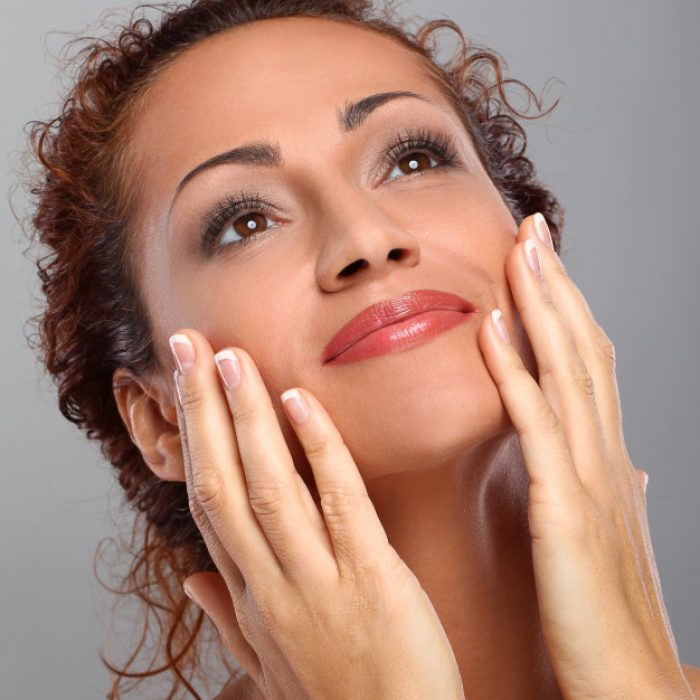 mulher-de-meia-idade-bonita-com-maquiagem_144627-3522 mulher-de-meia-idade-bonita-com-maquiagem_144627-3522