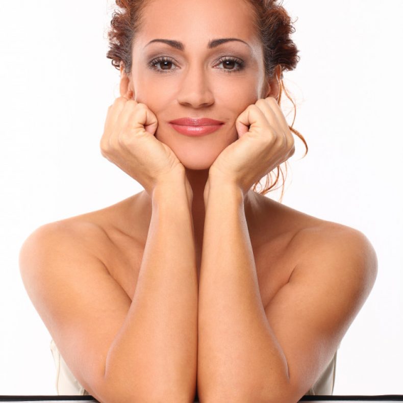mulher-de-meia-idade-bonita-com-maquiagem_144627-3529 mulher-de-meia-idade-bonita-com-maquiagem_144627-3529